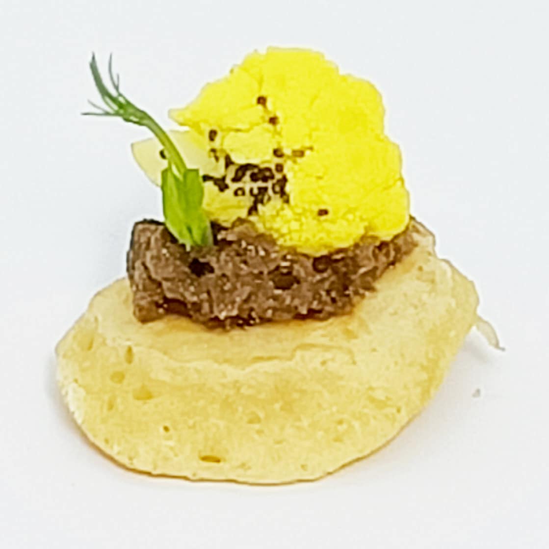 Blinis tapenade, pickles chou-fleur au curcuma 